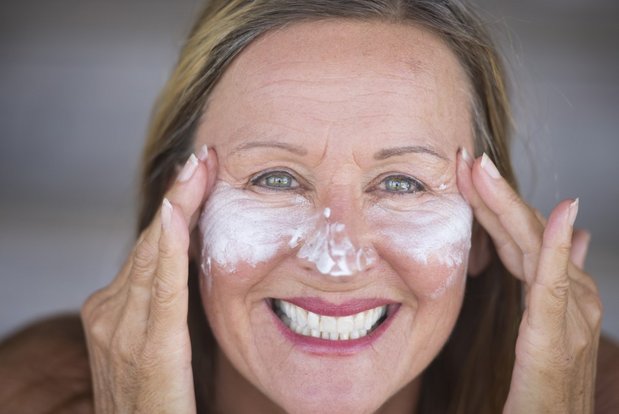 Kvinde med creme i ansigtet