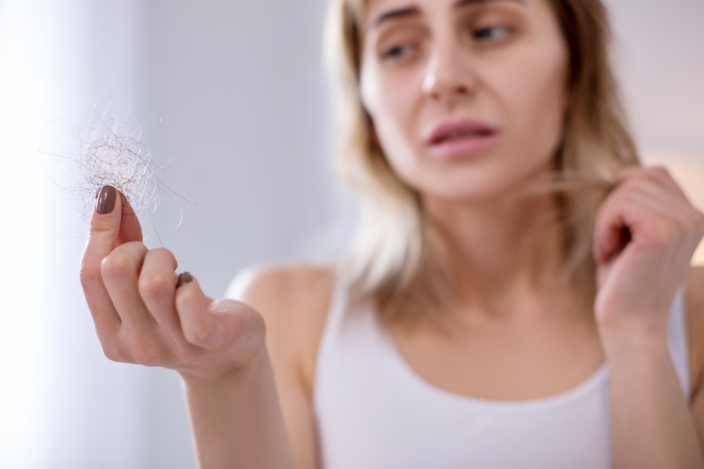Kvinde der taber hår